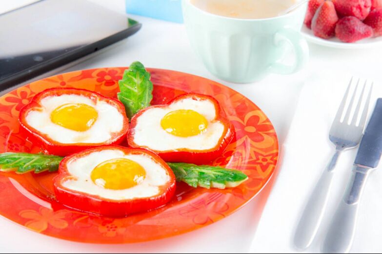 Huevos fritos con pimiento un plato abundante en el menú de la dieta del huevo