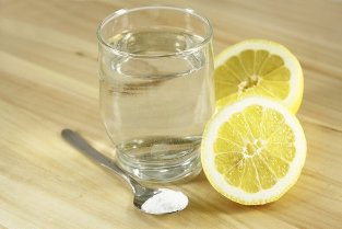 el agua con limón