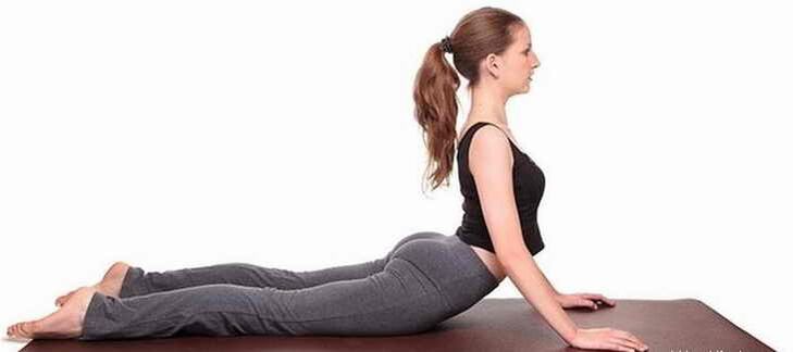 Postura de Bhujangasana para ejercitar los músculos abdominales
